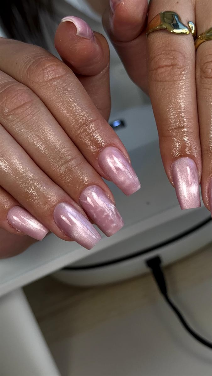 Effet chrome rose glazed sur ongles en gel — Xela Nails Genève